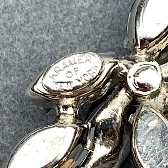 VINTAGE Kramer of New York Black Clear Rhinestone Wreath Pin Mourning Brooch - Picture 7 of 7